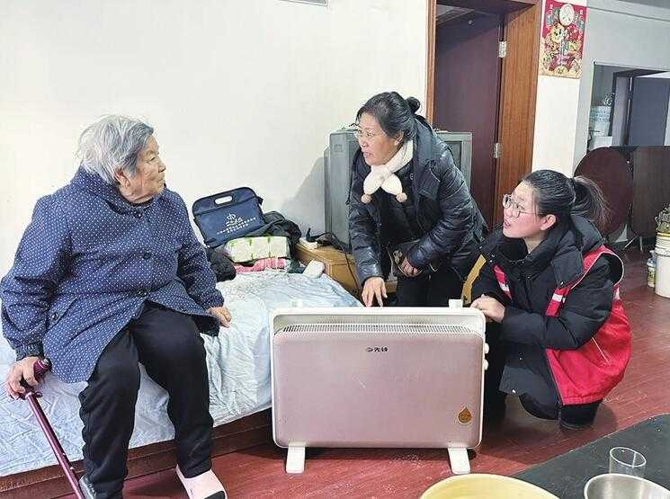 熱力主管道漏水 216戶居民停暖 多方連夜搶修恢復(fù)供熱